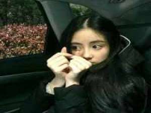 她说她喜欢向日葵而不是玫瑰 爱情这东西没有一个人