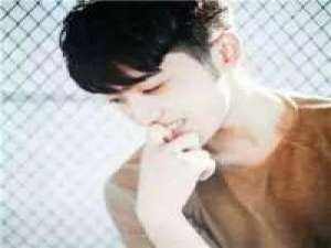 我想牵你的手，没有放开的念头。 所谓爱情，不过一厢情