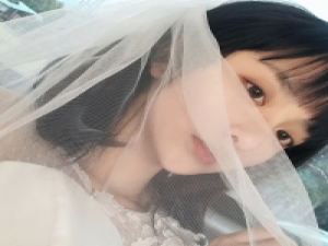 薄倩 一个人站在街角吹着冷