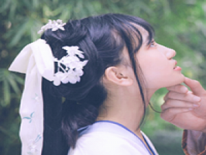 你本无意穿堂风 却偏偏孤倨引山洪 拾起记忆的碎片，还零