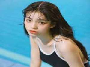 世人皆唱桃之夭夭 见你才知灼灼其华 只要把脸迎向阳光，你