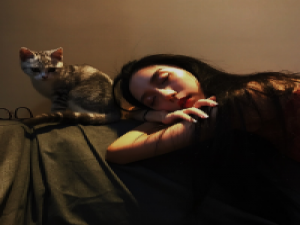 薄倩 蹲下，捡起呐一份属于