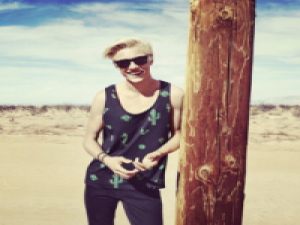 我和日子 长满了灰尘 我们就像两条平行线，