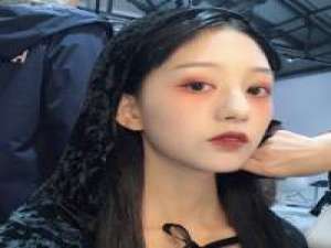 她是一场经久不散的风