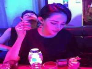 愿我欢 上一分钟在甜言蜜语，