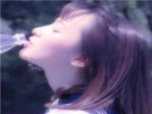 纵是我为你戴月披星 却知晓 知晓这场徒劳 白开水最解渴，真心话