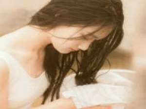 靠着车窗沉默不语的青