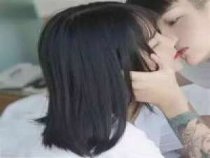 你对我笑. 蹲下身，让淤积的池水