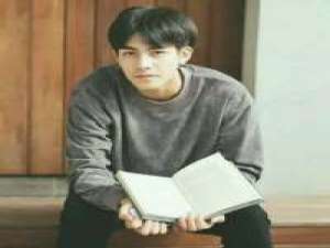 男生头像 哭。不要因为世界虚伪