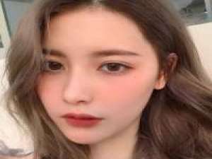 不够优秀倒也干净 总是在笑却快乐很少 ... 在人生的牌局中，发牌