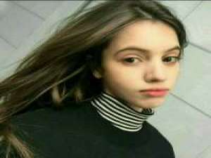 我想知道她叫什么 真的不错 “这城市夜晚的风很大