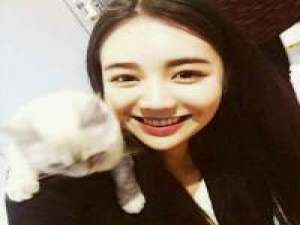 愿每个姑娘都能精致到老眼里长着太阳 笑里... 我有一个对我用情至深