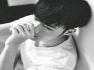 不做玫瑰要做你心上野草一点点湿意便肆意... 一个人要多贱，才会够