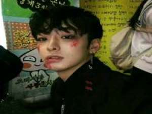 "  别把感情看得太重要  别把难过... 人潮太拥挤，我怕一放