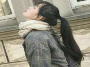 记得谁陪在你身边 就对谁好一点 熟悉的街头,不熟悉的