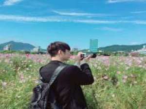 找个可以陪我一起用情侣头像的女的. 十字路口，你向左我向