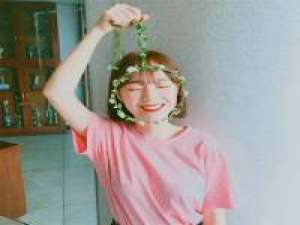 “喜欢就去追阿 说不定他正等着拒绝你呢。... 沿着大海往前，所有深