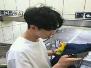 愿意用一支黑色的铅笔