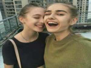 现在隔着山漠不相关了 所有眉间的故事不是喜