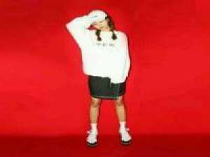 爱情正是一个将一对陌生人变成情侣，又将一... 五块与一块钱正杠得火