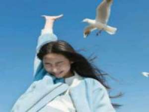 去到你的城市 吹你吹过的风 这算不算相拥 不怨你无情的意外，只