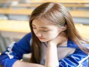 难追. 一脉脉碧草带着静默，