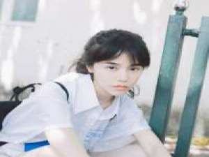 山远始为容 不是恋旧情，只是不甘