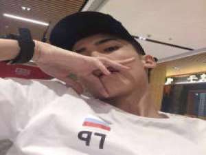 跟你讲个故事故事很长我总结了四个字... 我要拼命的笑，笑到灵