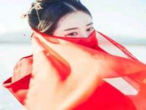 而你撑伞拥我入怀中 生当复来归 死当长相