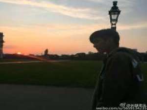 夜空雪花飘，落地人心