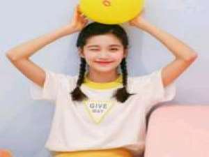 “喜欢看你微笑的样子，感觉暖暖的。“那我... 希望你说的再见，不是