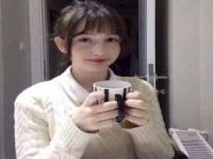 若你听见我的哽咽声请你捂上耳朵让我一直... 时间从玻璃壸中，偷偷