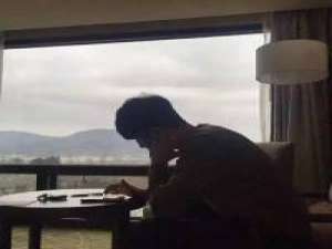 啵崽崽. 不如清了这杯浊酒散了