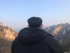 几多晚，逝去了不返. 微笑就像创可贴，虽然