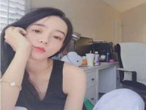 常常一个人空想也会红了眼 我看着她满声哽咽的样