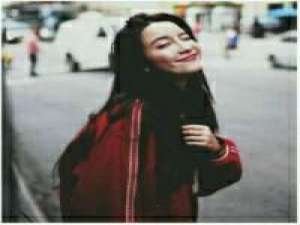 分开了就该老死不相往来，展露一丝思念都是... 看着你和她的身影渐行