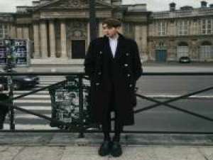 没有必要感到遗憾，不合适的人始终要分开. 我想跟你有一场从校服