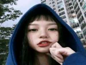 黑车等你 她是他胸口的朱砂痣。