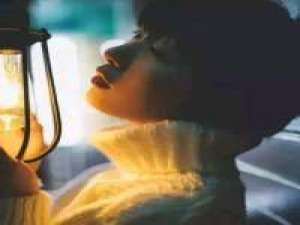 我怕爱你太早，不能陪你到老 不见面不等于不思念，