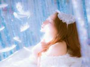 你像酒馆早早打烊 满心欢心的我冻死在长街 如果心情也能预约就好