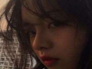 :    “不知这人世间     本就是... 多希望大雨能抹去你来