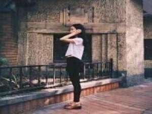 我以为舍不得就不会说再见 我对其他人都很大方，