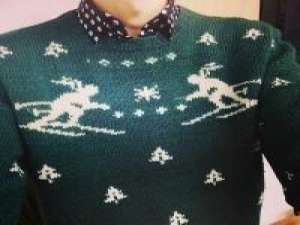 none 他就像一个月亮，旁边