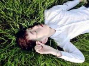 - 要有多坚强，才敢念念