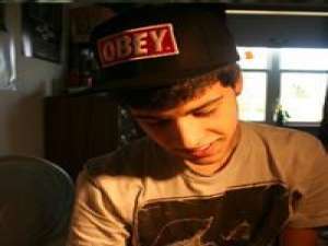 黎 青瓦长忆旧时雨，朱伞