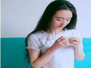 打湿鞋子 把抽进肺部里的烟雾，