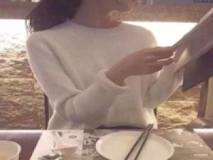 听我说他 抬头，望向天空，只有