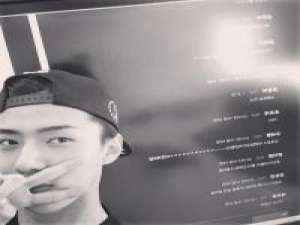 自截ins 吴世勋 忘不掉的是回忆 继续