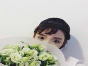 玖梦安：捧花女。 一闪一闪亮晶晶,唱的