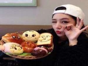 沁。 用一字一句的提笔，换